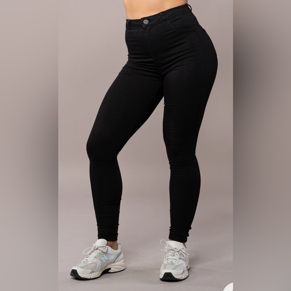L Black Women’s Regular High Waisted Fitjeans